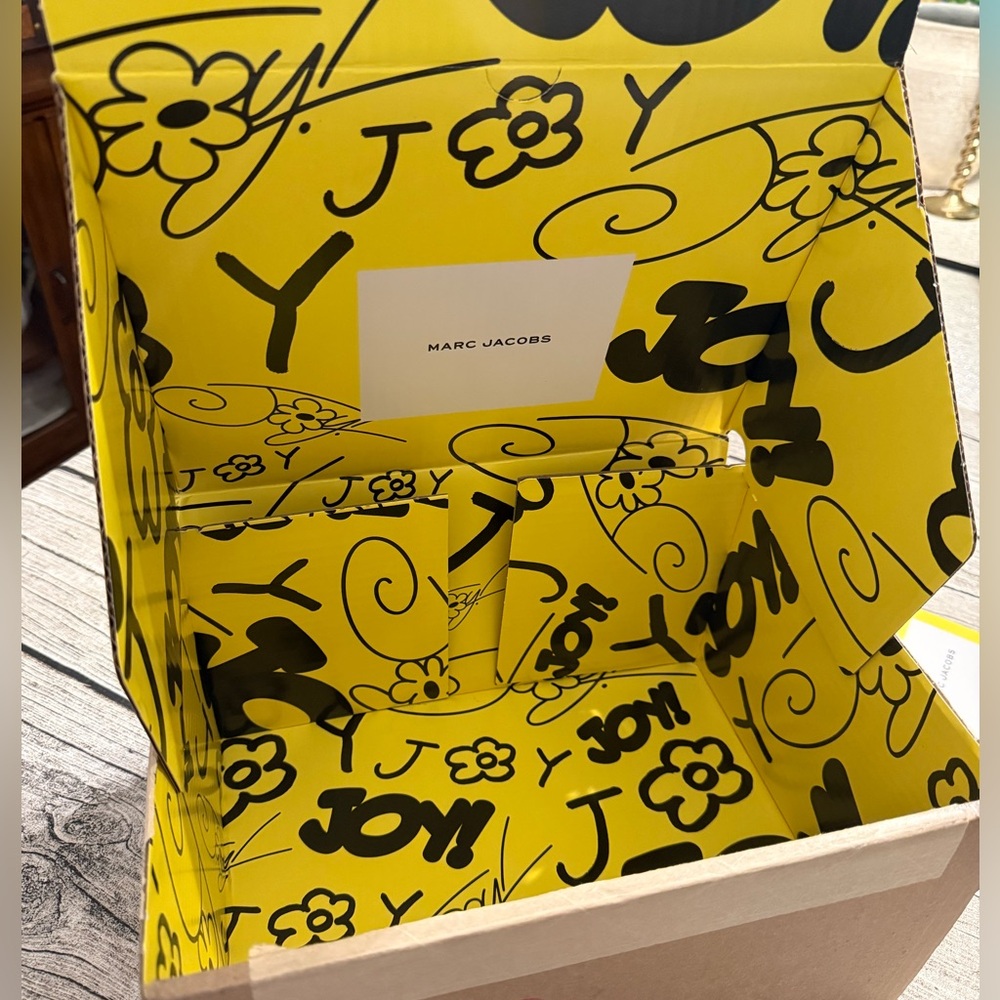 Marc Jacobs gift box/shipping box.